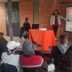 Na próxima sexta-feira (7), a Escola Estadual Júlio de Castilhos promoverá para alunos e professores a primeira rústica do Júlio de Castilhos em parceira com o Estúdio Arte do Controle. De acordo com a vice diretora da escola, Camila Braz, a ação iniciará às 10h e a comunidade escolar percorrerá 1,5km no entorno da instituição. "A rústica foi pensada para integrar professores e alunos das séries finais e do ensino médio, ela vai ocorrer aqui nas proximidades da escola com 1,5km dividida em categoria feminino e masculino, com duas categorias de acordo com as idades. A movimentação está grande, muitos deles querem participar e tem muita gente treinando também", explicou a professora. Para esta atividades os alunos estão realizando treinos de reconhecimento com a professora da disciplina de educação física Zully Cristina Morales. Confira a rota Os alunos e professores sairão da frente da escola até a rua General Neto, subirão até a rua Pinheiro Machado onde farão um trecho e retornarão para a escola. Parceria com a Arte do Controle  A direção da escola proporcionou, na última quinta-feira (29), uma palestra com a atleta Sameher Baja, que integra estúdio de pilates Arte do Controle e vem conquistando diversos títulos em todas as competições que participa. Na oportunidade a atleta contou aos alunos e professores a sua trajetória no esporte, bem como todas as competições que participou com o objetivo de incentivar os alunos à praticas saudáveis. Debora Castro debora@jornalaplateia.com