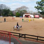 Concurso De Salto Fronteira Da Paz No período de 14 a 16 de outubro de 2022, foi realizada, no Centro Hípico do 7º Regimento de Cavalaria Mecanizado (7º RC Mec), a Temporada Hípica do Regimento e o Concurso de Salto Fronteira da Paz 2022, com objetivo de promover o estreitamento dos laços de amizade com entidades civis e militares do Brasil e Uruguai, bem como, cultuar as tradições hípicas. O evento contou com a participação de Equipes Hípicas do Estado do Rio Grande do Sul e República Oriental do Uruguai (ROU), abrangendo um total de 102 conjuntos participantes, além de proporcionar àqueles que prestigiaram a atividade, um espaço kids para as crianças, praça de alimentação e exposição de materiais das entidades patrocinadoras. Na competição, a Equipe de Hipismo do 7º Regimento de Cavalaria Mecanizado (7º RC Mec) sagrou-se campeã na modalidade por equipe na Taça Patrício Corrêa da Câmara, competição essa conduzida pela 3ª Brigada de Cavalaria Mecanizada. O Senhor Tenente Coronel Rafael Polinício Lanza Braga, Comandante do 7º RC Mec, parabeniza os competidores pela participação e sucesso alcançado na referida competição e agradece as entidades patrocinadoras e a todos que, com suas presenças, abrilhantaram de forma significativa, a Temporada Hípica desta tradicional Unidade de Cavalaria do Exército Brasileiro. Santana do Livramento – RS, 17 de outubro de 2022. RAFAEL POLINÍCIO LANZA BRAGA – Ten Cel