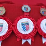 Concurso De Salto Fronteira Da Paz No período de 14 a 16 de outubro de 2022, foi realizada, no Centro Hípico do 7º Regimento de Cavalaria Mecanizado (7º RC Mec), a Temporada Hípica do Regimento e o Concurso de Salto Fronteira da Paz 2022, com objetivo de promover o estreitamento dos laços de amizade com entidades civis e militares do Brasil e Uruguai, bem como, cultuar as tradições hípicas. O evento contou com a participação de Equipes Hípicas do Estado do Rio Grande do Sul e República Oriental do Uruguai (ROU), abrangendo um total de 102 conjuntos participantes, além de proporcionar àqueles que prestigiaram a atividade, um espaço kids para as crianças, praça de alimentação e exposição de materiais das entidades patrocinadoras. Na competição, a Equipe de Hipismo do 7º Regimento de Cavalaria Mecanizado (7º RC Mec) sagrou-se campeã na modalidade por equipe na Taça Patrício Corrêa da Câmara, competição essa conduzida pela 3ª Brigada de Cavalaria Mecanizada. O Senhor Tenente Coronel Rafael Polinício Lanza Braga, Comandante do 7º RC Mec, parabeniza os competidores pela participação e sucesso alcançado na referida competição e agradece as entidades patrocinadoras e a todos que, com suas presenças, abrilhantaram de forma significativa, a Temporada Hípica desta tradicional Unidade de Cavalaria do Exército Brasileiro. Santana do Livramento – RS, 17 de outubro de 2022. RAFAEL POLINÍCIO LANZA BRAGA – Ten Cel