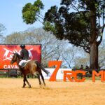 Concurso De Salto Fronteira Da Paz No período de 14 a 16 de outubro de 2022, foi realizada, no Centro Hípico do 7º Regimento de Cavalaria Mecanizado (7º RC Mec), a Temporada Hípica do Regimento e o Concurso de Salto Fronteira da Paz 2022, com objetivo de promover o estreitamento dos laços de amizade com entidades civis e militares do Brasil e Uruguai, bem como, cultuar as tradições hípicas. O evento contou com a participação de Equipes Hípicas do Estado do Rio Grande do Sul e República Oriental do Uruguai (ROU), abrangendo um total de 102 conjuntos participantes, além de proporcionar àqueles que prestigiaram a atividade, um espaço kids para as crianças, praça de alimentação e exposição de materiais das entidades patrocinadoras. Na competição, a Equipe de Hipismo do 7º Regimento de Cavalaria Mecanizado (7º RC Mec) sagrou-se campeã na modalidade por equipe na Taça Patrício Corrêa da Câmara, competição essa conduzida pela 3ª Brigada de Cavalaria Mecanizada. O Senhor Tenente Coronel Rafael Polinício Lanza Braga, Comandante do 7º RC Mec, parabeniza os competidores pela participação e sucesso alcançado na referida competição e agradece as entidades patrocinadoras e a todos que, com suas presenças, abrilhantaram de forma significativa, a Temporada Hípica desta tradicional Unidade de Cavalaria do Exército Brasileiro. Santana do Livramento – RS, 17 de outubro de 2022. RAFAEL POLINÍCIO LANZA BRAGA – Ten Cel