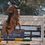Concurso De Salto Fronteira Da Paz No período de 14 a 16 de outubro de 2022, foi realizada, no Centro Hípico do 7º Regimento de Cavalaria Mecanizado (7º RC Mec), a Temporada Hípica do Regimento e o Concurso de Salto Fronteira da Paz 2022, com objetivo de promover o estreitamento dos laços de amizade com entidades civis e militares do Brasil e Uruguai, bem como, cultuar as tradições hípicas. O evento contou com a participação de Equipes Hípicas do Estado do Rio Grande do Sul e República Oriental do Uruguai (ROU), abrangendo um total de 102 conjuntos participantes, além de proporcionar àqueles que prestigiaram a atividade, um espaço kids para as crianças, praça de alimentação e exposição de materiais das entidades patrocinadoras. Na competição, a Equipe de Hipismo do 7º Regimento de Cavalaria Mecanizado (7º RC Mec) sagrou-se campeã na modalidade por equipe na Taça Patrício Corrêa da Câmara, competição essa conduzida pela 3ª Brigada de Cavalaria Mecanizada. O Senhor Tenente Coronel Rafael Polinício Lanza Braga, Comandante do 7º RC Mec, parabeniza os competidores pela participação e sucesso alcançado na referida competição e agradece as entidades patrocinadoras e a todos que, com suas presenças, abrilhantaram de forma significativa, a Temporada Hípica desta tradicional Unidade de Cavalaria do Exército Brasileiro. Santana do Livramento – RS, 17 de outubro de 2022. RAFAEL POLINÍCIO LANZA BRAGA – Ten Cel