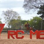 Concurso De Salto Fronteira Da Paz No período de 14 a 16 de outubro de 2022, foi realizada, no Centro Hípico do 7º Regimento de Cavalaria Mecanizado (7º RC Mec), a Temporada Hípica do Regimento e o Concurso de Salto Fronteira da Paz 2022, com objetivo de promover o estreitamento dos laços de amizade com entidades civis e militares do Brasil e Uruguai, bem como, cultuar as tradições hípicas. O evento contou com a participação de Equipes Hípicas do Estado do Rio Grande do Sul e República Oriental do Uruguai (ROU), abrangendo um total de 102 conjuntos participantes, além de proporcionar àqueles que prestigiaram a atividade, um espaço kids para as crianças, praça de alimentação e exposição de materiais das entidades patrocinadoras. Na competição, a Equipe de Hipismo do 7º Regimento de Cavalaria Mecanizado (7º RC Mec) sagrou-se campeã na modalidade por equipe na Taça Patrício Corrêa da Câmara, competição essa conduzida pela 3ª Brigada de Cavalaria Mecanizada. O Senhor Tenente Coronel Rafael Polinício Lanza Braga, Comandante do 7º RC Mec, parabeniza os competidores pela participação e sucesso alcançado na referida competição e agradece as entidades patrocinadoras e a todos que, com suas presenças, abrilhantaram de forma significativa, a Temporada Hípica desta tradicional Unidade de Cavalaria do Exército Brasileiro. Santana do Livramento – RS, 17 de outubro de 2022. RAFAEL POLINÍCIO LANZA BRAGA – Ten Cel