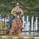 Concurso De Salto Fronteira Da Paz No período de 14 a 16 de outubro de 2022, foi realizada, no Centro Hípico do 7º Regimento de Cavalaria Mecanizado (7º RC Mec), a Temporada Hípica do Regimento e o Concurso de Salto Fronteira da Paz 2022, com objetivo de promover o estreitamento dos laços de amizade com entidades civis e militares do Brasil e Uruguai, bem como, cultuar as tradições hípicas. O evento contou com a participação de Equipes Hípicas do Estado do Rio Grande do Sul e República Oriental do Uruguai (ROU), abrangendo um total de 102 conjuntos participantes, além de proporcionar àqueles que prestigiaram a atividade, um espaço kids para as crianças, praça de alimentação e exposição de materiais das entidades patrocinadoras. Na competição, a Equipe de Hipismo do 7º Regimento de Cavalaria Mecanizado (7º RC Mec) sagrou-se campeã na modalidade por equipe na Taça Patrício Corrêa da Câmara, competição essa conduzida pela 3ª Brigada de Cavalaria Mecanizada. O Senhor Tenente Coronel Rafael Polinício Lanza Braga, Comandante do 7º RC Mec, parabeniza os competidores pela participação e sucesso alcançado na referida competição e agradece as entidades patrocinadoras e a todos que, com suas presenças, abrilhantaram de forma significativa, a Temporada Hípica desta tradicional Unidade de Cavalaria do Exército Brasileiro. Santana do Livramento – RS, 17 de outubro de 2022. RAFAEL POLINÍCIO LANZA BRAGA – Ten Cel