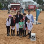 Concurso De Salto Fronteira Da Paz No período de 14 a 16 de outubro de 2022, foi realizada, no Centro Hípico do 7º Regimento de Cavalaria Mecanizado (7º RC Mec), a Temporada Hípica do Regimento e o Concurso de Salto Fronteira da Paz 2022, com objetivo de promover o estreitamento dos laços de amizade com entidades civis e militares do Brasil e Uruguai, bem como, cultuar as tradições hípicas. O evento contou com a participação de Equipes Hípicas do Estado do Rio Grande do Sul e República Oriental do Uruguai (ROU), abrangendo um total de 102 conjuntos participantes, além de proporcionar àqueles que prestigiaram a atividade, um espaço kids para as crianças, praça de alimentação e exposição de materiais das entidades patrocinadoras. Na competição, a Equipe de Hipismo do 7º Regimento de Cavalaria Mecanizado (7º RC Mec) sagrou-se campeã na modalidade por equipe na Taça Patrício Corrêa da Câmara, competição essa conduzida pela 3ª Brigada de Cavalaria Mecanizada. O Senhor Tenente Coronel Rafael Polinício Lanza Braga, Comandante do 7º RC Mec, parabeniza os competidores pela participação e sucesso alcançado na referida competição e agradece as entidades patrocinadoras e a todos que, com suas presenças, abrilhantaram de forma significativa, a Temporada Hípica desta tradicional Unidade de Cavalaria do Exército Brasileiro. Santana do Livramento – RS, 17 de outubro de 2022. RAFAEL POLINÍCIO LANZA BRAGA – Ten Cel