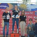 Concurso De Salto Fronteira Da Paz No período de 14 a 16 de outubro de 2022, foi realizada, no Centro Hípico do 7º Regimento de Cavalaria Mecanizado (7º RC Mec), a Temporada Hípica do Regimento e o Concurso de Salto Fronteira da Paz 2022, com objetivo de promover o estreitamento dos laços de amizade com entidades civis e militares do Brasil e Uruguai, bem como, cultuar as tradições hípicas. O evento contou com a participação de Equipes Hípicas do Estado do Rio Grande do Sul e República Oriental do Uruguai (ROU), abrangendo um total de 102 conjuntos participantes, além de proporcionar àqueles que prestigiaram a atividade, um espaço kids para as crianças, praça de alimentação e exposição de materiais das entidades patrocinadoras. Na competição, a Equipe de Hipismo do 7º Regimento de Cavalaria Mecanizado (7º RC Mec) sagrou-se campeã na modalidade por equipe na Taça Patrício Corrêa da Câmara, competição essa conduzida pela 3ª Brigada de Cavalaria Mecanizada. O Senhor Tenente Coronel Rafael Polinício Lanza Braga, Comandante do 7º RC Mec, parabeniza os competidores pela participação e sucesso alcançado na referida competição e agradece as entidades patrocinadoras e a todos que, com suas presenças, abrilhantaram de forma significativa, a Temporada Hípica desta tradicional Unidade de Cavalaria do Exército Brasileiro. Santana do Livramento – RS, 17 de outubro de 2022. RAFAEL POLINÍCIO LANZA BRAGA – Ten Cel