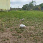 Na manhã desta segunda-feira (17), a equipe diretiva da Escola Estadual De Ensino Médio Dr. Hector Acosta deparou-se com um verdadeiro cenário caótico no ambiente interno do educandário. Isso porque no fim de semana a escola foi invadida, vandalizada, depredada e teve alguns itens furtados.  De acordo com a coordenadora regional de educação, Ana Alice Campagnaro, todas as salas de aula tiveram suas portas arrombadas e todo material constante no seu interior foi revirado e danificado.  "Estamos fazendo agora o levantamento do que foi furtado, ainda não temos como mensurar. Mas o laboratório de informática, o laboratório ciências, as salas de aula, foi tudo destruído. A merenda escolar foi levada, vários quilos de carne, muito triste. Durante a semana vamos tentar com a Seduc um recurso extra, mas pedimos um apoio das forças de segurança para que deem prioridade e que seja feita uma perícia no local para que a gente tente ao menos descobrir os responsáveis por esses atos", lamentou a coordenadora da 19ª CRE, informando que por conta disso a escola não poderá ceder o espaço na próxima etapa das eleições, devido o estado em que se encontra as salas de aulas.  Até o momento não há informações de tudo que foi levado pelos invasores, somente o prejuízo material das portas que foram quebradas, além dos alimentos que foram consumidos no local e o que foi levado. Durante a manhã a Brigada Militar esteve no educandário, que fica localizado no bairro Prado, realizando o devido registro dos fatos junto com a direção e a coordenação regional. 