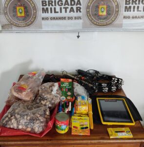 Horas depois da ocorrência ser registrada junto a Brigada Militar, em um trabalho conjunto do policiamento ostensivo e do setor de inteligência da BM, dois suspeitos de praticar o vandalismo acabaram sendo presos. De acordo com o comandante do 2° Regimento de Polícia Montada (RP Mon), major Anibal Silveira, essa foi uma pronta resposta que permitiu que alguns dos suspeitos fossem detidos e parte dos materiais furtados pudessem retornar para a escola. "Foi um delito que sensibilizou bastante aquela comunidade, a escola ficou bastante danificada, depredada, causando inquietação naquela comunidade. A BM então, através das guarnições da sargento auxiliar de serviço externo, hoje a sargento Lisiane, desde as primeiras horas da manhã vem buscado informações incessantemente, realizando levantamentos, claro que com o apoio da comunidade nos passando informações, onde então foi possível fazer algumas abordagens onde localizamos alguns dos materiais. Infelizmente não são todos os materiais que foram recuperados. Mas o importante é que temos a identificação de alguns suspeitos que estão sendo apresentados na polícia civil", disse o comandante. Os dois suspeitos foram abordados no bairro Parque das Águas e com eles estavam um tablet, materiais escolares, parte dos alimentos e itens de uso diário dos alunos. A escola foi invadida durante o fim de semana e diversos ambientes foram danificados. 