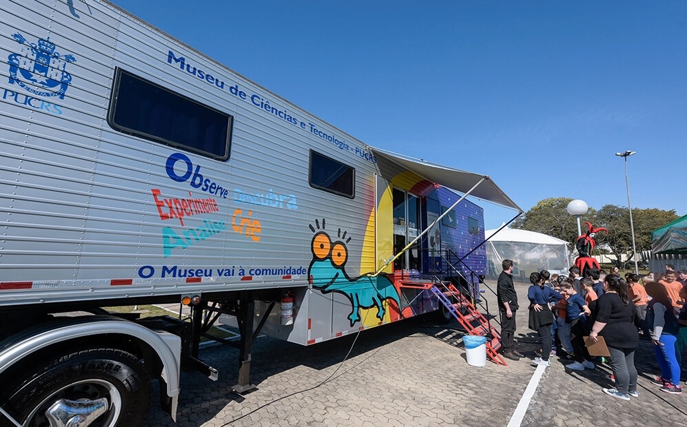 Município receberá Museu Itinerante da PUC Ação faz parte de uma parceria firmada entre o poder executivo a RGE Sul Sant’Ana do Livramento receberá nesta semana o Museu de Ciências e Tecnologia da PUCRS, que ficará instalado no ginásio do Instituto Estadual de Educação Professor Liberato Salzano Vieira da Cunha entre os dias 20 e 21 de outubro. De acordo com a supervisoras Patrícia Cavalheiro, a ação é uma adesão do município aos projetos da RGE. “A carreta nós receberemos hoje à noite, estamos todos na expectativa de como ele vai funcionar. É uma parceria com a RGE que o município aderiu no fim do ano passado e começamos com várias ações realizadas durante esse ano letivo, os professores e os alunos receberam cursos de formação e muitos materiais da RGE Sul. Receber um museu itinerante desse porte é muito legal e enriquecedor para o nosso município”, destaco Patrícia. Além do Museu, outra carreta da RGE apresentará o projeto Targe e ficará localizada na rua Duque de Caxias, próximo a secretaria municipal de educação, nos dias 19 e 20 de outubro e será somente por agendamento das escolas direto com a SME. “Esse é um teatro com equipamentos da RGE e se chama “projeto Targe”. Eles mostram um mundo sem eletricidade e depois como é com a eletricidade, um projeto muito legal. Mas é somente com agendamento”, explicou.