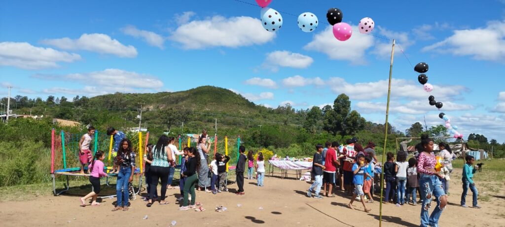 Bairro Simon Bolívar realiza festa para as crianças A tarde de domingo (23) foi de festa para as mais de 200 crianças moradoras do bairro Simon Bolívar, em Sant’Ana do Livramento. A festividade em comemoração ao dia das crianças, foi organizada pelos moradores que integram o Movimento Nacional de Meninos e Meninas de Rua, que tem sede no bairro. A tarde foi regada a bolos, refrigerantes, guloseimas e muitos brinquedos, todos doados não só pela comunidade do bairro, mas também pelos santanenses que se mobilizaram durante a semana em prol da ação. Emerson Estanislau Duarte, organizador agradeceu à todos que colaboraram para que as crianças pudessem ter esse momento de diversão e alegria e destacou que a próxima grande atividade será no Natal. “Já estamos organizando a de Natal, e vamos contar, se Deus quiser, com o apoio da comunidade novamente. Queremos dar além dos brinquedos, alimentos para as famílias que vão precisar, pois durante as férias muitas crianças ficarão sem alimento que é proporcionado pelas escolas”, disse.