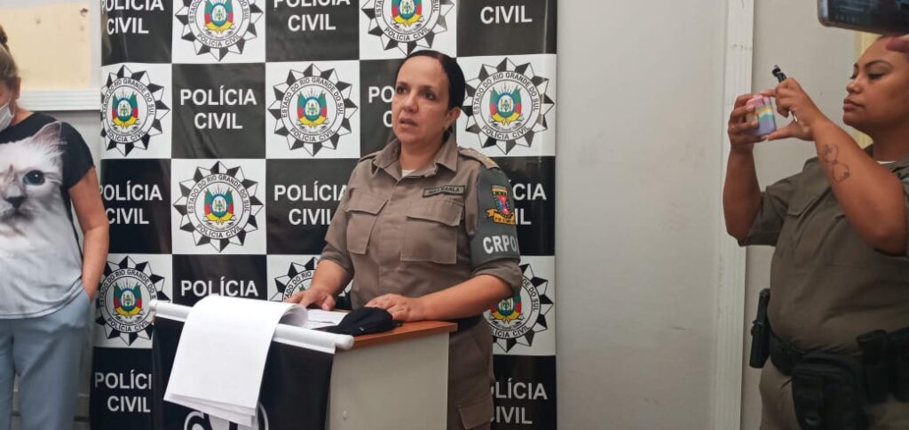 Uma mulher no subcomando do 2º RP Mon Pela primeira vez na história, uma mulher assumirá o subcomando do 2° Regimento Polícia Montada (RP Mon). A major Karla Incerti assumirá o posto em um dos mais tradicionais regimentos da Brigada Militar, localizado em Sant'Ana do Livramento, no próximo mês. Atualmente, Incerti atua no Comando Regional de Polícia Ostensiva da Fronteira Oeste (CRPO FO), como comandante da Patrulha Maria da Penha. Em publicação em suas redes sociais, major Karla falou sobre sua promoção e agradeceu ao atual comandante do 2° RP Mon, major SIlveira. "E hoje, com profunda gratidão a DEUS, pela forma cuidadosa e carinhosa com que preparou e promoveu esta importante mudança em minha carreira, alegro-me em compartilhar com os amigos que em breve estarei assumindo o subcomando do histórico "O Heroico", 2° Regimento de Polícia Montada de Santana do Livramento. Sem feminismo, apenas com um olhar diferenciado e contributivo espero, como primeira MULHER a assumir tão distinta função, contribuir de forma efetiva com os anseios da segurança de nossa comunidade fronteiriça!! Grata Maj Aníbal Menezes da Silveira!! Que venham os desafios!!"MAjor Karla Incerti brigada militar