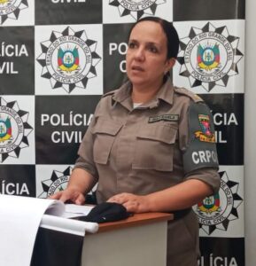 Uma mulher no subcomando do 2º RP Mon Pela primeira vez na história, uma mulher assumirá o subcomando do 2° Regimento Polícia Montada (RP Mon). A major Karla Incerti assumirá o posto em um dos mais tradicionais regimentos da Brigada Militar, localizado em Sant'Ana do Livramento, no próximo mês. Atualmente, Incerti atua no Comando Regional de Polícia Ostensiva da Fronteira Oeste (CRPO FO), como comandante da Patrulha Maria da Penha. Em publicação em suas redes sociais, major Karla falou sobre sua promoção e agradeceu ao atual comandante do 2° RP Mon, major SIlveira. "E hoje, com profunda gratidão a DEUS, pela forma cuidadosa e carinhosa com que preparou e promoveu esta importante mudança em minha carreira, alegro-me em compartilhar com os amigos que em breve estarei assumindo o subcomando do histórico "O Heroico", 2° Regimento de Polícia Montada de Santana do Livramento. Sem feminismo, apenas com um olhar diferenciado e contributivo espero, como primeira MULHER a assumir tão distinta função, contribuir de forma efetiva com os anseios da segurança de nossa comunidade fronteiriça!! Grata Maj Aníbal Menezes da Silveira!! Que venham os desafios!!"MAjor Karla Incerti brigada militar
