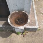 Cemitério estará fechado nesta quinta para pulverização em combate ao Aedes Aegypti A partir das 15h desta quinta-feira (3), a Vigilância Ambiental estará no Cemitério Público Municipal realizando a pulverização e limpeza dos pontos em que pode haver acumulo de água. De acordo com Felipe Moraes, coordenadora da Vigilância Ambiental, por se tratar de um veneno químico e tem seu poder residual, é fundamental que as pessoas não adentrem o cemitério por pelo menos 24h. “Hoje novamente vamos ao cemitério para fazer uma nova varredura. Mesma coisa que fizemos no dia 31, para eliminar focos e alguma coisa que o pessoal deixado do dia de ontem, nos vasos, nas flores, em potes. A tarde, a partir das 15h nós vamos aplicar veneno. O pessoal que deixar pra ir hoje de tarde, se puder não ir, porque o veneno é químico e tem seu poder residual, então é melhor evitar”, explicou Felipe.