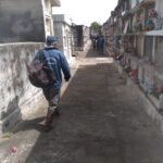 Cemitério estará fechado nesta quinta para pulverização em combate ao Aedes Aegypti A partir das 15h desta quinta-feira (3), a Vigilância Ambiental estará no Cemitério Público Municipal realizando a pulverização e limpeza dos pontos em que pode haver acumulo de água. De acordo com Felipe Moraes, coordenadora da Vigilância Ambiental, por se tratar de um veneno químico e tem seu poder residual, é fundamental que as pessoas não adentrem o cemitério por pelo menos 24h. “Hoje novamente vamos ao cemitério para fazer uma nova varredura. Mesma coisa que fizemos no dia 31, para eliminar focos e alguma coisa que o pessoal deixado do dia de ontem, nos vasos, nas flores, em potes. A tarde, a partir das 15h nós vamos aplicar veneno. O pessoal que deixar pra ir hoje de tarde, se puder não ir, porque o veneno é químico e tem seu poder residual, então é melhor evitar”, explicou Felipe.