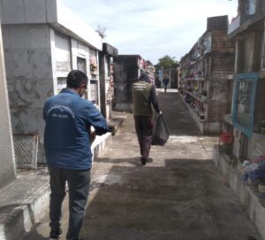 Cemitério estará fechado nesta quinta para pulverização em combate ao Aedes Aegypti A partir das 15h desta quinta-feira (3), a Vigilância Ambiental estará no Cemitério Público Municipal realizando a pulverização e limpeza dos pontos em que pode haver acumulo de água. De acordo com Felipe Moraes, coordenadora da Vigilância Ambiental, por se tratar de um veneno químico e tem seu poder residual, é fundamental que as pessoas não adentrem o cemitério por pelo menos 24h. “Hoje novamente vamos ao cemitério para fazer uma nova varredura. Mesma coisa que fizemos no dia 31, para eliminar focos e alguma coisa que o pessoal deixado do dia de ontem, nos vasos, nas flores, em potes. A tarde, a partir das 15h nós vamos aplicar veneno. O pessoal que deixar pra ir hoje de tarde, se puder não ir, porque o veneno é químico e tem seu poder residual, então é melhor evitar”, explicou Felipe.