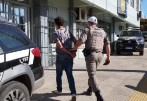 Após a agredir companheira, descumprir medida protetiva e destruir escritório de advogada, homem é preso pela Brigada Militar, no centro de Sant' Ana do Livramento, na tarde desta sexta-feira (7). De acordo com informações obtidas com a BM, o homem possuía uma mandado de prisão, que havia sido solicitado pelo Centro de Referência da Mulher (CRM), após a mulher pedir ajuda por conta da perseguição e reiteradas agressões que sofria do mesmo.  O acusado possui diversas passagens policiais por Maria da Penha e nesta tarde, perseguiu e encontrou a companheiro no escritório de uma advogada, local esse que foi destruído pelo homem, que ao ser preso desacatou e ameaçou os policiais da BM que realizavam a detenção. 