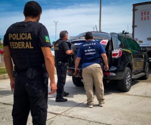 FORAGIDO URUGUAIO É EXTRADITADO PARA O BRASIL O preso havia fugido da prisão em novembro de 2021 Santana do Livramento/RS: A Polícia Federal executou, na tarde desta quinta-feira (10/11), a extradição ativa de um uruguaio foragido da justiça brasileira pelos crimes de tráfico de drogas e porte ilegal de armas. O indivíduo tem 26 anos e foi capturado no Uruguai após ter seu nome incluído na Difusão Vermelha da Interpol e será encaminhado para a Penitenciária Estadual de Santana do Livramento para o cumprimento da prisão, estabelecida pela Vara Criminal de Santana do Livramento. O procedimento de extradição envolveu a Delegacia de Polícia Federal em Santana do Livramento, a polícia uruguaia e a Representação da Interpol no Uruguai e no Rio Grande do Sul. Comunicação Social da Polícia Federal em Santana do Livramento / RS Fone: (55) 3241-9000 / (55) 99125-9987