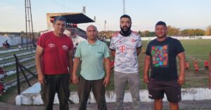 Solidariedade em campo: times iniciam campanha para um Natal solidário Para este ano, segundo os organizadores, o objetivo é arrecadas mais de R$10 mil em doações Pelo segundo ano consecutivo, quatro times de futebol amador de Sant’Ana do Livramento se unem em prol da solidariedade. Os times Bayern Livramento, Frontera 35, Morena Tropicana e Academia de Goleiros Bernardo Mendes (AGBM), estão organizando uma partida de futebol que contará com duas disputas entre as quatro equipes, que será no sábado, dia 17 de dezembro no Estádio João Martins, às 19h. As partidas estarão dividas entre Bayern x Morena Tropicana e após AGBM x Frontera. Os ingressos para assistir os jogos é 1kg de alimento não perecível ou um brinquedo, que serão doados no Natal para crianças carentes do município. De acordo com os representantes e organizadores, na primeira edição foi arrecadado R$10 mil em doações, que foram entregues no região do Lascão no bairro São Paulo. E desta vez a expectativa é passar desse valor e doar para mais de um bairro. “Nos unimos entre todos os amigos para realizar essa partida aqui no João Martins. Esse jogo iniciará às 19h, com duas partidas e a entrada será 1kg de alimento não perecível ou um brinquedo. Vamos nos reunir e vamos escolher alguns bairros da cidade” explicou Rickardo Pereira, do Bayern. “A ideia é de que todo mundo possa vir, apoiar, prestigiar o espetáculo e doar. Para alguma criança será um natal diferente”, destacou Pablo Fernandes, do Frontera. “Esse ano procuramos divulgar antes, para poder arrecadar antes e ver o quanto arrecadamos esse ano, começando cedo, para depois poder chegar a mais lugares com as doações” destacou Bernardo Mendes, da AGBM. As doações já podem ser entregues na sede do Estádio João Martins, nas Lojas Quero Quero da rua dos Andradas, com Fernando ou Gustavo e na Casa das Lâmpadas. Acompanhe na integra e entrevista com os representantes.