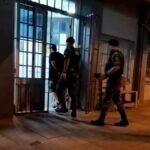 A segunda-feira (28), iniciou com abordagens de rotina, prisões e drogas apreendidas em Sant'Ana do Livramento. A primeira abordagem, efetuada pela Rocam, aconteceu no fim da tarde, no bairro Hidráulica, onde um homem, de 30 anos, foi preso portando 34 buchas de cocaína, porções pequenas de maconha e cocaína, balança de precisão, além de R$1054.  Já a segunda abordagem aconteceu no bairro centro, nas proximidades do 7º Regimento de Cavalaria Mecanizado (RC Mec), onde a Força Tática abordou um veículo tripulado por um casal, de 33 e 29 anos, que apresentou atitude suspeita. No interior do veículo e na residência de uma das partes foi encontrado duas balanças de precisão, porções de maconha já fracionadas e outras inteiras, porções de cocaína, mais de R$2.600, U$100, $11,850 pesos uruguaios, além de um celular e um veículo utilizado para entrega das drogas. O casal foi encaminhado ao Presidio Estadual de Sant'Ana do Livramento (PESL) e responderá pelo crime de tráfico de drogas e associação para o tráfico. 