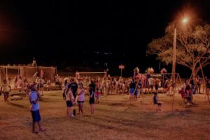 A MAGIA DO NATAL VIVE EM SANTANA | MAIS DE 3 MIL PESSOAS PASSAM PELO BATUVA EM EVENTO DE CHEGADA DO PAPAI NOEL 🎅🧡💚 Como é lindo poder ver um local como o batuva renascendo e as famílias presentes com muito amor, vivendo a magia do Natal. Além de brinquedos que parceiros disponibilizaram para as crianças se divertirem, o evento contou com atrações como a Fanfarra do 7º RCMEC e Tardinha do Samba. A chegada do Papai Noel não poderia ter sido mais surpreendente, de longe se avistou uma luz em meio ao Lago Batuva e os bombeiros o levaram de barco até as crianças. Registro esse que ficará na memória de todos os nossos pequenos. Santana sempre mereceu mais, mais alegria, mais entrega, mais amor e o Governo da Prefeita, Delegada Ana Tarouco e vice Evandro Gutebier vai seguir lutando para que ano após ano possam ser levadas cada vez mais atividades que permaneçam na cabeça e coração de todos nós.