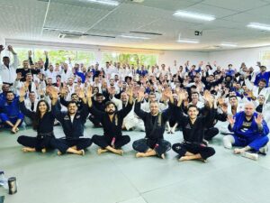 No último sábado (17), o santanense Rodrigo Martins Sabatini, graduou-se faixa roxa na cidade de Porto Alegre. Praticante da arte marcial desde os seis anos, Rodrigo conta que ao longo de sua trajetória na arte marcial passou a admirar o trabalho do sensei Mario Reis, que é um dos treinadores mais conhecido internacionalmente. “O jeito que ele incentiva e treina os alunos dele, ele é um verdadeiro potencializador de vidas. Eu amo esse esporte, já treinava em uma equipe aqui em Sant’Ana do Livramento, acabei saindo dessa equipe e fui buscar um lugar melhor para melhorar a minha qualidade do jiu-jitsu, daí eu fui atrás de umas das melhores escolas de jiu-jitsu do mundo que é a academia Alliance Mário Reis”, contou Rodrigo. “Me sinto muito feliz, por ter realizado mais essa conquista com o meu Sensei Mário Reis, um dos melhores professores de jiu-jitsu do mundo”, exaltou. Aos 28 anos de idade, Sabatini já logrou medalhas no Jiu Jitsu, sendo campeão do Sul Brasileiro na cidade de Santa Maria e também participou de um campeonato estadual em Porto Alegre onde ficou em terceiro lugar. Atualmente Rodrigo vem treinando para participar de campeonatos estaduais e brasileiros e para 2024 participar do campeonato mundial que acontece em Las Vegas, nos Estados Unidos.