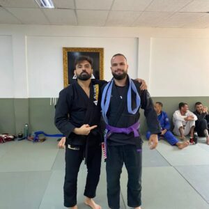 No último sábado (17), o santanense Rodrigo Martins Sabatini, graduou-se faixa roxa na cidade de Porto Alegre. Praticante da arte marcial desde os seis anos, Rodrigo conta que ao longo de sua trajetória na arte marcial passou a admirar o trabalho do sensei Mario Reis, que é um dos treinadores mais conhecido internacionalmente. “O jeito que ele incentiva e treina os alunos dele, ele é um verdadeiro potencializador de vidas. Eu amo esse esporte, já treinava em uma equipe aqui em Sant’Ana do Livramento, acabei saindo dessa equipe e fui buscar um lugar melhor para melhorar a minha qualidade do jiu-jitsu, daí eu fui atrás de umas das melhores escolas de jiu-jitsu do mundo que é a academia Alliance Mário Reis”, contou Rodrigo. “Me sinto muito feliz, por ter realizado mais essa conquista com o meu Sensei Mário Reis, um dos melhores professores de jiu-jitsu do mundo”, exaltou. Aos 28 anos de idade, Sabatini já logrou medalhas no Jiu Jitsu, sendo campeão do Sul Brasileiro na cidade de Santa Maria e também participou de um campeonato estadual em Porto Alegre onde ficou em terceiro lugar. Atualmente Rodrigo vem treinando para participar de campeonatos estaduais e brasileiros e para 2024 participar do campeonato mundial que acontece em Las Vegas, nos Estados Unidos.