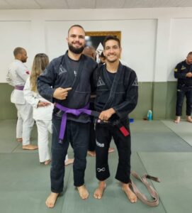 No último sábado (17), o santanense Rodrigo Martins Sabatini, graduou-se faixa roxa na cidade de Porto Alegre. Praticante da arte marcial desde os seis anos, Rodrigo conta que ao longo de sua trajetória na arte marcial passou a admirar o trabalho do sensei Mario Reis, que é um dos treinadores mais conhecido internacionalmente. “O jeito que ele incentiva e treina os alunos dele, ele é um verdadeiro potencializador de vidas. Eu amo esse esporte, já treinava em uma equipe aqui em Sant’Ana do Livramento, acabei saindo dessa equipe e fui buscar um lugar melhor para melhorar a minha qualidade do jiu-jitsu, daí eu fui atrás de umas das melhores escolas de jiu-jitsu do mundo que é a academia Alliance Mário Reis”, contou Rodrigo. “Me sinto muito feliz, por ter realizado mais essa conquista com o meu Sensei Mário Reis, um dos melhores professores de jiu-jitsu do mundo”, exaltou. Aos 28 anos de idade, Sabatini já logrou medalhas no Jiu Jitsu, sendo campeão do Sul Brasileiro na cidade de Santa Maria e também participou de um campeonato estadual em Porto Alegre onde ficou em terceiro lugar. Atualmente Rodrigo vem treinando para participar de campeonatos estaduais e brasileiros e para 2024 participar do campeonato mundial que acontece em Las Vegas, nos Estados Unidos.