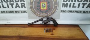 Na tarde desta terça-feira (20), a Força Tática da Brigada Militar prendeu um homem, de 51 anos, portando um revólver calibre .38, na região do Povinho do Armour.  De acordo com informações obtidas com a BM, o homem estava saindo de uma residência a bordo de uma motocicleta, quando apresentou atitude suspeita ao avistar o viatura da FT e após revista pessoal a arma foi encontrada.  O individuo foi conduzido ao PAM e posterior para a DPPA sendo entregue para a autoridade plantonista.