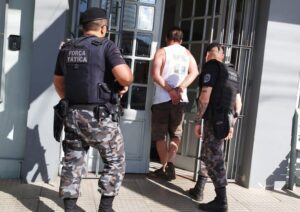 Na tarde desta terça-feira (20), a Força Tática da Brigada Militar prendeu um homem, de 51 anos, portando um revólver calibre .38, na região do Povinho do Armour.  De acordo com informações obtidas com a BM, o homem estava saindo de uma residência a bordo de uma motocicleta, quando apresentou atitude suspeita ao avistar o viatura da FT e após revista pessoal a arma foi encontrada.  O individuo foi conduzido ao PAM e posterior para a DPPA sendo entregue para a autoridade plantonista.