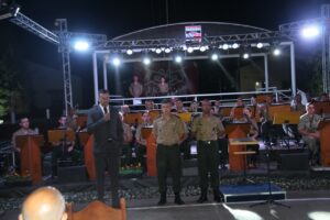 ESPECIAL DE FINAL DE ANO Na noite do dia 16 de dezembro de 2022, ocorreu no 7º Regimento de Cavalaria Mecanizado (7º RC Mec), uma apresentação da Fanfarra do Regimento e outros artistas do município de Santana do Livramento. O evento denominado “Especial de Final de Ano” teve por objetivos, comemorar o sucesso das missões e atividades desenvolvidas pelos integrantes do 7º RC Mec no ano de 2022 e agradecer a sociedade santanense pela integração estabelecida através da realização de diversas ações em conjunto, nas áreas de assistência social, exaltando a “Mão Amiga” do Exército Brasileiro. A apresentação contou com a participação da Fanfarra do Regimento, Banda O Tempo Não Para, Coral da Igreja Wesleyana, Coral da Escola Cívico Militar João Souto Duarte e do Tenor Getúlio Vares, que brindaram a assistência com um repertório diversificado e com espírito natalino. Por fim, ao fazer uso da palavra, o Senhor Tenente Coronel Rafael Polinício Lanza Braga, Comandante do 7º RC Mec, agradeceu a presença de todos, exaltou a belíssima apresentação e desejou às famílias um Feliz Natal e um ano de 2023 repleto de conquistas e realizações. Santana do Livramento-RS, 19 de dezembro de 2022. Rafael Polínicio Lanza Braga – TC Comandante do 7º RC Mec