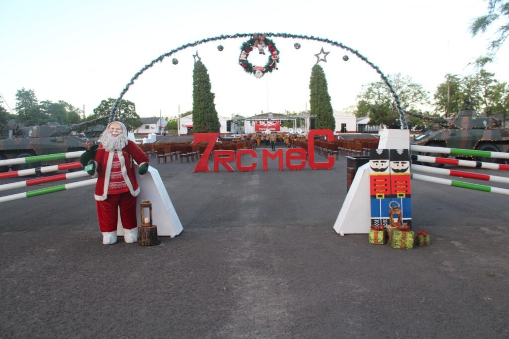 ESPECIAL DE FINAL DE ANO Na noite do dia 16 de dezembro de 2022, ocorreu no 7º Regimento de Cavalaria Mecanizado (7º RC Mec), uma apresentação da Fanfarra do Regimento e outros artistas do município de Santana do Livramento. O evento denominado “Especial de Final de Ano” teve por objetivos, comemorar o sucesso das missões e atividades desenvolvidas pelos integrantes do 7º RC Mec no ano de 2022 e agradecer a sociedade santanense pela integração estabelecida através da realização de diversas ações em conjunto, nas áreas de assistência social, exaltando a “Mão Amiga” do Exército Brasileiro. A apresentação contou com a participação da Fanfarra do Regimento, Banda O Tempo Não Para, Coral da Igreja Wesleyana, Coral da Escola Cívico Militar João Souto Duarte e do Tenor Getúlio Vares, que brindaram a assistência com um repertório diversificado e com espírito natalino. Por fim, ao fazer uso da palavra, o Senhor Tenente Coronel Rafael Polinício Lanza Braga, Comandante do 7º RC Mec, agradeceu a presença de todos, exaltou a belíssima apresentação e desejou às famílias um Feliz Natal e um ano de 2023 repleto de conquistas e realizações. Santana do Livramento-RS, 19 de dezembro de 2022. Rafael Polínicio Lanza Braga – TC Comandante do 7º RC Mec