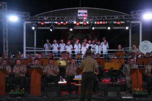 ESPECIAL DE FINAL DE ANO Na noite do dia 16 de dezembro de 2022, ocorreu no 7º Regimento de Cavalaria Mecanizado (7º RC Mec), uma apresentação da Fanfarra do Regimento e outros artistas do município de Santana do Livramento. O evento denominado “Especial de Final de Ano” teve por objetivos, comemorar o sucesso das missões e atividades desenvolvidas pelos integrantes do 7º RC Mec no ano de 2022 e agradecer a sociedade santanense pela integração estabelecida através da realização de diversas ações em conjunto, nas áreas de assistência social, exaltando a “Mão Amiga” do Exército Brasileiro. A apresentação contou com a participação da Fanfarra do Regimento, Banda O Tempo Não Para, Coral da Igreja Wesleyana, Coral da Escola Cívico Militar João Souto Duarte e do Tenor Getúlio Vares, que brindaram a assistência com um repertório diversificado e com espírito natalino. Por fim, ao fazer uso da palavra, o Senhor Tenente Coronel Rafael Polinício Lanza Braga, Comandante do 7º RC Mec, agradeceu a presença de todos, exaltou a belíssima apresentação e desejou às famílias um Feliz Natal e um ano de 2023 repleto de conquistas e realizações. Santana do Livramento-RS, 19 de dezembro de 2022. Rafael Polínicio Lanza Braga – TC Comandante do 7º RC Mec