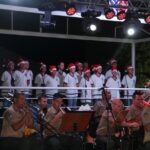 ESPECIAL DE FINAL DE ANO Na noite do dia 16 de dezembro de 2022, ocorreu no 7º Regimento de Cavalaria Mecanizado (7º RC Mec), uma apresentação da Fanfarra do Regimento e outros artistas do município de Santana do Livramento. O evento denominado “Especial de Final de Ano” teve por objetivos, comemorar o sucesso das missões e atividades desenvolvidas pelos integrantes do 7º RC Mec no ano de 2022 e agradecer a sociedade santanense pela integração estabelecida através da realização de diversas ações em conjunto, nas áreas de assistência social, exaltando a “Mão Amiga” do Exército Brasileiro. A apresentação contou com a participação da Fanfarra do Regimento, Banda O Tempo Não Para, Coral da Igreja Wesleyana, Coral da Escola Cívico Militar João Souto Duarte e do Tenor Getúlio Vares, que brindaram a assistência com um repertório diversificado e com espírito natalino. Por fim, ao fazer uso da palavra, o Senhor Tenente Coronel Rafael Polinício Lanza Braga, Comandante do 7º RC Mec, agradeceu a presença de todos, exaltou a belíssima apresentação e desejou às famílias um Feliz Natal e um ano de 2023 repleto de conquistas e realizações. Santana do Livramento-RS, 19 de dezembro de 2022. Rafael Polínicio Lanza Braga – TC Comandante do 7º RC Mec