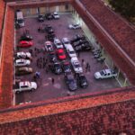 Na manhã desta quinta-feira (22), a Polícia Civil deflagrou a Operação Avalanche que resultou na prisão em flagrante de duas pessoas e na apreensão armas, celulares e notebooks. A ação, que combate os crimes de tráfico de drogas e associação para o tráfico, ocorreu em parceria com a Polícia Federal, Brigada Militar e Policia Rodoviária Federal. Ao todo, foram cumpridos 21 mandados de busca e apreensão, que resultaram no recolhimento de um carro, 20 celulares e dois revólveres e munições de diversos calibres. E acordo com a delegada titular, Giovana Müller, as investigações iniciaram em outubro deste ano, após um motim no presídio e onda de ataques entre os membros da facção que resultaram em incêndios, 4 homicídios consumados, dois tentados e dois sequestros, um ainda desaparecido. Os crimes teriam sido motivados por uma rixa entre facções que disputam território e o monopólio para o tráfico de drogas. A SUSEPE, por sua vez, providenciou a transferência de um dos líderes da facção para presídio na região metropolitana. Participaram da investida 35 Policiais Civis, 10 agentes da PF, 40 policiais militares do 2º RP Mon e 05 agentes da PRF, além de 20 viaturas.