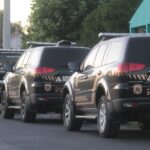 Na manhã desta quinta-feira (22), a Polícia Civil deflagrou a Operação Avalanche que resultou na prisão em flagrante de duas pessoas e na apreensão armas, celulares e notebooks. A ação, que combate os crimes de tráfico de drogas e associação para o tráfico, ocorreu em parceria com a Polícia Federal, Brigada Militar e Policia Rodoviária Federal. Ao todo, foram cumpridos 21 mandados de busca e apreensão, que resultaram no recolhimento de um carro, 20 celulares e dois revólveres e munições de diversos calibres. E acordo com a delegada titular, Giovana Müller, as investigações iniciaram em outubro deste ano, após um motim no presídio e onda de ataques entre os membros da facção que resultaram em incêndios, 4 homicídios consumados, dois tentados e dois sequestros, um ainda desaparecido. Os crimes teriam sido motivados por uma rixa entre facções que disputam território e o monopólio para o tráfico de drogas. A SUSEPE, por sua vez, providenciou a transferência de um dos líderes da facção para presídio na região metropolitana. Participaram da investida 35 Policiais Civis, 10 agentes da PF, 40 policiais militares do 2º RP Mon e 05 agentes da PRF, além de 20 viaturas.