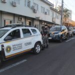 Na manhã desta quinta-feira (22), a Polícia Civil deflagrou a Operação Avalanche que resultou na prisão em flagrante de duas pessoas e na apreensão armas, celulares e notebooks. A ação, que combate os crimes de tráfico de drogas e associação para o tráfico, ocorreu em parceria com a Polícia Federal, Brigada Militar e Policia Rodoviária Federal. Ao todo, foram cumpridos 21 mandados de busca e apreensão, que resultaram no recolhimento de um carro, 20 celulares e dois revólveres e munições de diversos calibres. E acordo com a delegada titular, Giovana Müller, as investigações iniciaram em outubro deste ano, após um motim no presídio e onda de ataques entre os membros da facção que resultaram em incêndios, 4 homicídios consumados, dois tentados e dois sequestros, um ainda desaparecido. Os crimes teriam sido motivados por uma rixa entre facções que disputam território e o monopólio para o tráfico de drogas. A SUSEPE, por sua vez, providenciou a transferência de um dos líderes da facção para presídio na região metropolitana. Participaram da investida 35 Policiais Civis, 10 agentes da PF, 40 policiais militares do 2º RP Mon e 05 agentes da PRF, além de 20 viaturas.