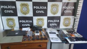 Na manhã desta quinta-feira (22), a Polícia Civil deflagrou a Operação Avalanche que resultou na prisão em flagrante de duas pessoas e na apreensão armas, celulares e notebooks. A ação, que combate os crimes de tráfico de drogas e associação para o tráfico, ocorreu em parceria com a Polícia Federal, Brigada Militar e Policia Rodoviária Federal. Ao todo, foram cumpridos 21 mandados de busca e apreensão, que resultaram no recolhimento de um carro, 20 celulares e dois revólveres e munições de diversos calibres. E acordo com a delegada titular, Giovana Müller, as investigações iniciaram em outubro deste ano, após um motim no presídio e onda de ataques entre os membros da facção que resultaram em incêndios, 4 homicídios consumados, dois tentados e dois sequestros, um ainda desaparecido. Os crimes teriam sido motivados por uma rixa entre facções que disputam território e o monopólio para o tráfico de drogas. A SUSEPE, por sua vez, providenciou a transferência de um dos líderes da facção para presídio na região metropolitana. Participaram da investida 35 Policiais Civis, 10 agentes da PF, 40 policiais militares do 2º RP Mon e 05 agentes da PRF, além de 20 viaturas.