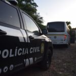 Na manhã desta quinta-feira (22), a Polícia Civil deflagrou a Operação Avalanche que resultou na prisão em flagrante de duas pessoas e na apreensão armas, celulares e notebooks. A ação, que combate os crimes de tráfico de drogas e associação para o tráfico, ocorreu em parceria com a Polícia Federal, Brigada Militar e Policia Rodoviária Federal. Ao todo, foram cumpridos 21 mandados de busca e apreensão, que resultaram no recolhimento de um carro, 20 celulares e dois revólveres e munições de diversos calibres. E acordo com a delegada titular, Giovana Müller, as investigações iniciaram em outubro deste ano, após um motim no presídio e onda de ataques entre os membros da facção que resultaram em incêndios, 4 homicídios consumados, dois tentados e dois sequestros, um ainda desaparecido. Os crimes teriam sido motivados por uma rixa entre facções que disputam território e o monopólio para o tráfico de drogas. A SUSEPE, por sua vez, providenciou a transferência de um dos líderes da facção para presídio na região metropolitana. Participaram da investida 35 Policiais Civis, 10 agentes da PF, 40 policiais militares do 2º RP Mon e 05 agentes da PRF, além de 20 viaturas.