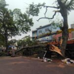 Força tarefa para limpeza dos estragos causados pelo temporal iniciou nesta manhã Na manhã desta segunda-feira (26), as secretarias municipais de Serviços Urbanos e de Obras realizaram a limpeza dos locais castigados pelo temporal que aconteceu na véspera de Natal. De acordo com o secretário de Obras, Dilmar Pereira, as secretarias deram apoio à Defesa Civil e ao Corpo de Bombeiros. “Nos juntamos nessa força tarefa em apoio a Defesa Civil e o Corpo de Bombeiros, com as secretarias e o Dae. As áreas já foram mapeadas e dessa forma pretendemos terminar entre hoje e amanhã, para deixarmos tudo em condições. Tivemos alguns casos da rua Aurélio Dargélio, na avenida João Goulart e na região da Hidráulica também, mas dessa forma estamos tentando atender todas as demandas”, declarou Dilmar. Os locais mais críticos foram na avenida Tamandaré, uma árvore se desprendeu do solo e caiu sobre dois veículos, além de atingir a fachada de um estabelecimento comercial. Há poucos metros dali, na av. João Goulart, outra árvore acabou derrubando um poste e rompendo a fiação, deixando boa parte da região central sem energia elétrica. Em outros locais, como na av. Francisco Reverbel de Araújo Goes e na BR-158, o trânsito precisou ser temporariamente interrompido. Árvores centenárias No que se refere a arvores centenárias do município, o secretário informou que cabe estudos e mapeamento desses locais junto ao Departamento do Meio Ambiento. “São árvores centenárias, caberia realmente ver o risco que elas poderão causar e o Dema nos notificar pedindo para fazer a poda junto com a secretaria de Serviços Urbanos”, explicou.