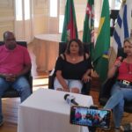 Após sete anos sem a realização do Carnaval, Sant’Ana do Livramento voltará a contar com um show em alusão à data em 2023. Lideranças políticas e do samba se uniram para anunciar o evento, nesta quinta-feira (29). Já na última terça-feira (27), a Prefeitura do município firmou um convênio com a Liga das Escolas de Samba (Liesa) para repassar um recurso de R$ 50 mil à entidade. O valor foi disponibilizado pela Câmara de Vereadores. Durante uma coletiva, a Liesa e o Poder Executivo realizaram uma coletiva de imprensa para explicar como funcionarão as atividades. “Não é um desfile, é uma apresentação show”, esclareceu a presidente da Liga, Denise Toledo que complementou: “Não tem como, em um tempo tão curto, a gente retomar o Carnaval competitivo, e fazer de qualquer jeito, a gente não quer. A gente quer retomar em 2024 com o carnaval competitivo”. Denise explicou que serão três noites de carnaval: no sábado, domingo e segunda. Será preparada uma estrutura junto com a Prefeitura no Parque Internacional para a realização do evento. Lá acontecerá a apresentação das escolas no sábado e na segunda-feira, que deverá seguir um regulamento. No domingo, será realizado um baile infantil. Após a festividade para as crianças, a Liesa pretende fazer um show com uma “atração de fora” do município. Denise expressou o seu sentimento com a notícia: “Hoje eu me sinto feliz” e disse que os carnavalescos foram iludidos por governos anteriores ao de Ana Tarouco (PL). “Nós tivemos gestões que nos iludiram”, declarou. Quanto aos ingressos, a presidente da Liga relatou que “quer fazer um evento popular. Se for cobrado, será um valor muito irrisório”. Com relação à estrutura, logística e segurança, Denise disse estar tudo encaminhado. A secretária municipal de Turismo, Sandra Pontes, participou animada do anúncio. “Vamos fazer tremer Sant’Ana”, declarou. Quando questionada sobre quanto a Prefeitura aportaria de recursos para o Carnaval, uma vez que o R$ 50 mil é oriundo da Câmara, Sandra declarou: “Nós vamos participar como apoio com aquilo que nós temos. Fomos muito claros com eles [escolas de samba] em relação a dinheiro: não temos”. ERRO NO CONVÊNIO Conforme publicado no Diário Oficial no último dia 27, as escolas de samba poderão utilizar o recurso de R$ 50 mil “exclusivamente para aquisição de combustíveis” e caso utilizem para outra finalidade, a Prefeitura revogará o convênio. Questionada, a secretária de Cultura, Elisangela Duarte, afirmou que: “foi um erro de digitação. Eu não vou expor a colega que fez, pelo contrário, vou elogiar, pois estava de férias e retornou para nos ajudar. Quem nunca errou que atire a primeira pedra” e finalizou: “Já foi feita a correção no Diário Oficial de hoje”.