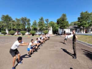 7º Regimento de Cavalaria Mecanizado - SELEÇÃO COMPLEMENTAR Santana do Livramento (RS) - No período de 23 a 27 de janeiro de 2023, teve início, nas instalações do 7º Regimento de Cavalaria Mecanizado (7º RC Mec), a Seleção Complementar do efetivo de conscritos selecionados na primeira etapa do processo de seleção. Durante esta etapa, os jovens realizaram exames médicos e odontológicos e entrevistas socioculturais, visando esclarecer dúvidas e possibilitando que o processo de seleção transcorra de maneira mais transparente possível. Testes físicos e de coordenação também foram realizados, além de testes de habilidades especificas e adoção de outras medidas administrativas necessárias ao processo. A combinação do vigor físico com a capacidade analítica, medida de maneira independente do nível de formação cultural que o conscrito tenha, e a representação de todas as classes sociais, tem sido os dois principais critérios para seleção do futuro soldado. A Seleção Complementar prossegue na próxima semana, ressaltando que todas as medidas de segurança e bem estar estão sendo disponibilizados aos jovens participantes do processo. “7º RC Mec – 100 anos de ocupação no Cerro do Depósito”