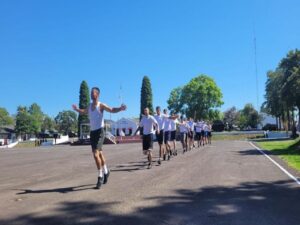 7º Regimento de Cavalaria Mecanizado - SELEÇÃO COMPLEMENTAR Santana do Livramento (RS) - No período de 23 a 27 de janeiro de 2023, teve início, nas instalações do 7º Regimento de Cavalaria Mecanizado (7º RC Mec), a Seleção Complementar do efetivo de conscritos selecionados na primeira etapa do processo de seleção. Durante esta etapa, os jovens realizaram exames médicos e odontológicos e entrevistas socioculturais, visando esclarecer dúvidas e possibilitando que o processo de seleção transcorra de maneira mais transparente possível. Testes físicos e de coordenação também foram realizados, além de testes de habilidades especificas e adoção de outras medidas administrativas necessárias ao processo. A combinação do vigor físico com a capacidade analítica, medida de maneira independente do nível de formação cultural que o conscrito tenha, e a representação de todas as classes sociais, tem sido os dois principais critérios para seleção do futuro soldado. A Seleção Complementar prossegue na próxima semana, ressaltando que todas as medidas de segurança e bem estar estão sendo disponibilizados aos jovens participantes do processo. “7º RC Mec – 100 anos de ocupação no Cerro do Depósito”