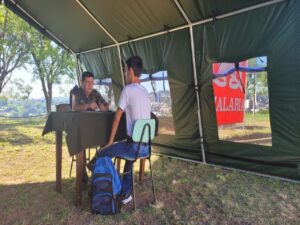 7º Regimento de Cavalaria Mecanizado - SELEÇÃO COMPLEMENTAR Santana do Livramento (RS) - No período de 23 a 27 de janeiro de 2023, teve início, nas instalações do 7º Regimento de Cavalaria Mecanizado (7º RC Mec), a Seleção Complementar do efetivo de conscritos selecionados na primeira etapa do processo de seleção. Durante esta etapa, os jovens realizaram exames médicos e odontológicos e entrevistas socioculturais, visando esclarecer dúvidas e possibilitando que o processo de seleção transcorra de maneira mais transparente possível. Testes físicos e de coordenação também foram realizados, além de testes de habilidades especificas e adoção de outras medidas administrativas necessárias ao processo. A combinação do vigor físico com a capacidade analítica, medida de maneira independente do nível de formação cultural que o conscrito tenha, e a representação de todas as classes sociais, tem sido os dois principais critérios para seleção do futuro soldado. A Seleção Complementar prossegue na próxima semana, ressaltando que todas as medidas de segurança e bem estar estão sendo disponibilizados aos jovens participantes do processo. “7º RC Mec – 100 anos de ocupação no Cerro do Depósito”