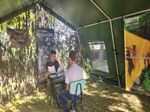 7º Regimento de Cavalaria Mecanizado - SELEÇÃO COMPLEMENTAR Santana do Livramento (RS) - No período de 23 a 27 de janeiro de 2023, teve início, nas instalações do 7º Regimento de Cavalaria Mecanizado (7º RC Mec), a Seleção Complementar do efetivo de conscritos selecionados na primeira etapa do processo de seleção. Durante esta etapa, os jovens realizaram exames médicos e odontológicos e entrevistas socioculturais, visando esclarecer dúvidas e possibilitando que o processo de seleção transcorra de maneira mais transparente possível. Testes físicos e de coordenação também foram realizados, além de testes de habilidades especificas e adoção de outras medidas administrativas necessárias ao processo. A combinação do vigor físico com a capacidade analítica, medida de maneira independente do nível de formação cultural que o conscrito tenha, e a representação de todas as classes sociais, tem sido os dois principais critérios para seleção do futuro soldado. A Seleção Complementar prossegue na próxima semana, ressaltando que todas as medidas de segurança e bem estar estão sendo disponibilizados aos jovens participantes do processo. “7º RC Mec – 100 anos de ocupação no Cerro do Depósito”