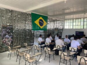 7º Regimento de Cavalaria Mecanizado - SELEÇÃO COMPLEMENTAR Santana do Livramento (RS) - No período de 23 a 27 de janeiro de 2023, teve início, nas instalações do 7º Regimento de Cavalaria Mecanizado (7º RC Mec), a Seleção Complementar do efetivo de conscritos selecionados na primeira etapa do processo de seleção. Durante esta etapa, os jovens realizaram exames médicos e odontológicos e entrevistas socioculturais, visando esclarecer dúvidas e possibilitando que o processo de seleção transcorra de maneira mais transparente possível. Testes físicos e de coordenação também foram realizados, além de testes de habilidades especificas e adoção de outras medidas administrativas necessárias ao processo. A combinação do vigor físico com a capacidade analítica, medida de maneira independente do nível de formação cultural que o conscrito tenha, e a representação de todas as classes sociais, tem sido os dois principais critérios para seleção do futuro soldado. A Seleção Complementar prossegue na próxima semana, ressaltando que todas as medidas de segurança e bem estar estão sendo disponibilizados aos jovens participantes do processo. “7º RC Mec – 100 anos de ocupação no Cerro do Depósito”