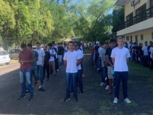 7º Regimento de Cavalaria Mecanizado - SELEÇÃO COMPLEMENTAR Santana do Livramento (RS) - No período de 23 a 27 de janeiro de 2023, teve início, nas instalações do 7º Regimento de Cavalaria Mecanizado (7º RC Mec), a Seleção Complementar do efetivo de conscritos selecionados na primeira etapa do processo de seleção. Durante esta etapa, os jovens realizaram exames médicos e odontológicos e entrevistas socioculturais, visando esclarecer dúvidas e possibilitando que o processo de seleção transcorra de maneira mais transparente possível. Testes físicos e de coordenação também foram realizados, além de testes de habilidades especificas e adoção de outras medidas administrativas necessárias ao processo. A combinação do vigor físico com a capacidade analítica, medida de maneira independente do nível de formação cultural que o conscrito tenha, e a representação de todas as classes sociais, tem sido os dois principais critérios para seleção do futuro soldado. A Seleção Complementar prossegue na próxima semana, ressaltando que todas as medidas de segurança e bem estar estão sendo disponibilizados aos jovens participantes do processo. “7º RC Mec – 100 anos de ocupação no Cerro do Depósito”