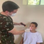 7º Regimento de Cavalaria Mecanizado - SELEÇÃO COMPLEMENTAR Santana do Livramento (RS) - No período de 23 a 27 de janeiro de 2023, teve início, nas instalações do 7º Regimento de Cavalaria Mecanizado (7º RC Mec), a Seleção Complementar do efetivo de conscritos selecionados na primeira etapa do processo de seleção. Durante esta etapa, os jovens realizaram exames médicos e odontológicos e entrevistas socioculturais, visando esclarecer dúvidas e possibilitando que o processo de seleção transcorra de maneira mais transparente possível. Testes físicos e de coordenação também foram realizados, além de testes de habilidades especificas e adoção de outras medidas administrativas necessárias ao processo. A combinação do vigor físico com a capacidade analítica, medida de maneira independente do nível de formação cultural que o conscrito tenha, e a representação de todas as classes sociais, tem sido os dois principais critérios para seleção do futuro soldado. A Seleção Complementar prossegue na próxima semana, ressaltando que todas as medidas de segurança e bem estar estão sendo disponibilizados aos jovens participantes do processo. “7º RC Mec – 100 anos de ocupação no Cerro do Depósito”