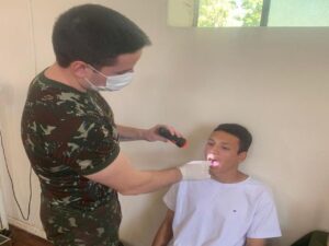 7º Regimento de Cavalaria Mecanizado - SELEÇÃO COMPLEMENTAR Santana do Livramento (RS) - No período de 23 a 27 de janeiro de 2023, teve início, nas instalações do 7º Regimento de Cavalaria Mecanizado (7º RC Mec), a Seleção Complementar do efetivo de conscritos selecionados na primeira etapa do processo de seleção. Durante esta etapa, os jovens realizaram exames médicos e odontológicos e entrevistas socioculturais, visando esclarecer dúvidas e possibilitando que o processo de seleção transcorra de maneira mais transparente possível. Testes físicos e de coordenação também foram realizados, além de testes de habilidades especificas e adoção de outras medidas administrativas necessárias ao processo. A combinação do vigor físico com a capacidade analítica, medida de maneira independente do nível de formação cultural que o conscrito tenha, e a representação de todas as classes sociais, tem sido os dois principais critérios para seleção do futuro soldado. A Seleção Complementar prossegue na próxima semana, ressaltando que todas as medidas de segurança e bem estar estão sendo disponibilizados aos jovens participantes do processo. “7º RC Mec – 100 anos de ocupação no Cerro do Depósito”