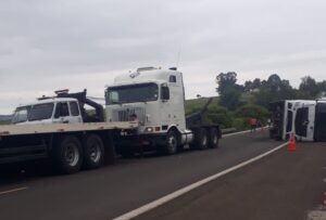 No fim da manhã desta segunda-feira (2), a Policia Rodoviária Federal divulgou uma nota sobre a retirada do caminhão de lixo acidentado próximo ao Cerro de Palomas.  De acordo com a nota, os trabalhos para o destombamento e remoção do caminhão de lixo estão ocorrendo, ao mesmo tempo em que o trânsito está fluindo em  intervalos de tempo. A previsão era de que até o fim da manhã este trabalho já estivesse concluído, mas ainda segundo a PRF "Na tentativa realizada pela manhã não foi possível a finalização dos trabalhos. O local permanecerá sinalizado, sem prazo final para a efetivação da remoção". O acidente aconteceu na manhã de sábado (31), no Km 549 da BR 158 (região do Cerro de Palomas), onde o veículo, um Mercedes Benz, que tracionava uma carreta, seguia de Livramento para Acegua, carregado com lixo urbano, quando o motorista perdeu o controle e tombou, ficando ambos os veículos ocupando o acostamento e parte da pista contrária. O condutor, um homem de 55 anos, ficou ferido e foi socorrido pela SAMU para o pronto socorro da Santa Casa de Livramento. 