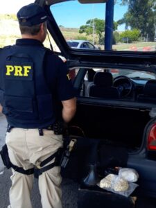 PRF prende dois homens transportando crack em Santana do Livramento A droga, suficiente para fabricar mais de 6 mil pedras de crack, estava escondida em uma caixa de som. A Polícia Rodoviária Federal prendeu dois traficantes e apreendeu quase um quilo de crack em um veículo na manhã desta terça-feira (24). A ação ocorreu na BR 158, em Santana do Livramento. Durante ações de combate ao crime, policiais rodoviários federais abordaram um Gol com placas de Santa Maria que transitava pela BR 158 e, ao vistoriarem o veículo, encontraram cerca de 750 gramas de crack ocultos em uma caixa de som. Os ocupantes do automóvel, um homem de 23 anos, natural de Nova Palma, com antecedentes policiais por posse de droga e estupro de vulnerável, e outro de 26 anos, nascido em São João do Polêsine, também com antecedentes por posse de entorpecente, não revelaram a origem e o destino da droga. Ambos foram presos em flagrante e conduzidos à polícia judiciária local. A droga, suficiente para fabricar mais de 6 mil unidades para consumo, foi apreendida.