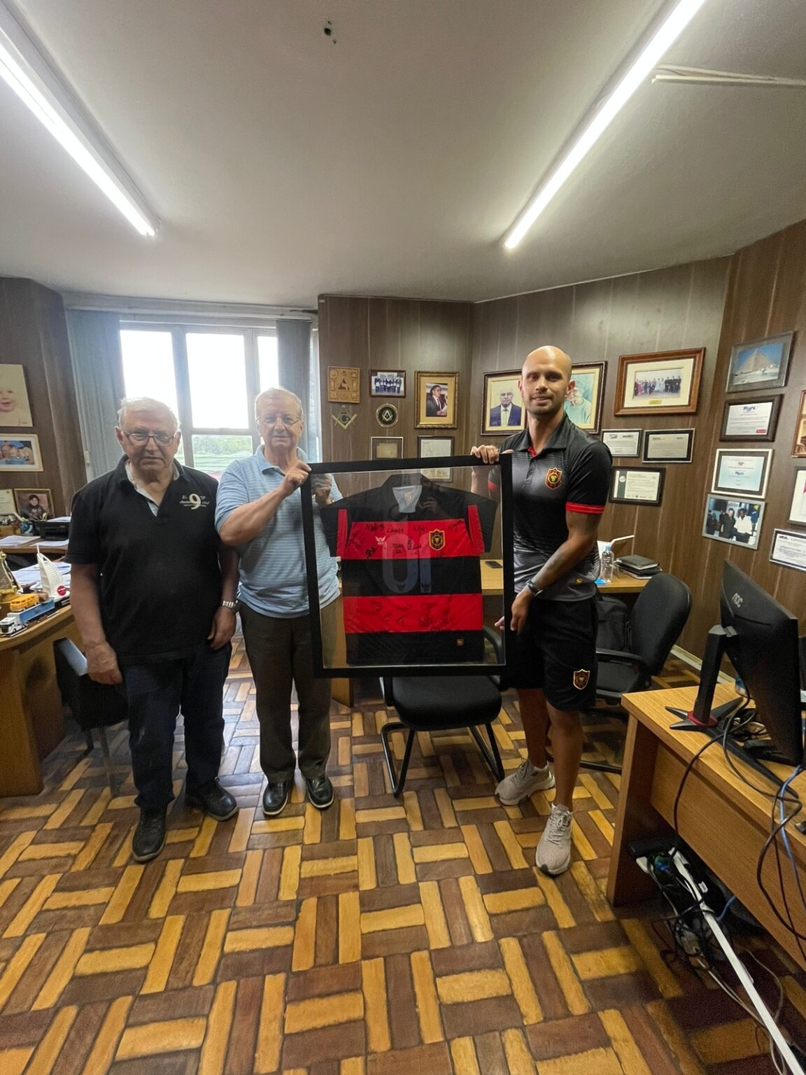 Na última segunda-feira (23) a Escola de Futebol do 14 de Julho entregou aos proprietários dos Supermercados Righi um agradecimento pelo apoio que a rede vem dando ao esporte quatorzeano. O presente foi uma camiseta do 14 assinada por todos os alunos que integram a Escola de Futebol e foi entregue pelo também gestor, Guilherme Guedes, que salientou que os demais parceiros também receberão. "A entrega foi uma forma de agradecimento ao suporte que o Supermercados Righi tem nos dado, assim como será feito com outros parceiros. Fazer futebol, mesmo que a nível de Escola de Futebol, é um desafio enorme. E contar com parceiros como o Righi nos dá a segurança de que estamos no caminho certo. Juntos, faremos o EC 14 de Julho cada vez mais forte", destacou Guilherme. Para Antônio Righi, um dos proprietário do Supermercado, é uma satisfação receber esse agradecimento do 14 de Julho, pois entende que é responsabilidade social das empresas procurar minimizar a situação de vulnerabilidade social que há em Sant'Ana do Livram. "Nós fomos pessoalmente ao 14 de Julho fazer uma visita, lá vimos os jovens treinando e eles tem muitos sonhos, inclusive de poder se tornar um dia profissional do futebol. Ficamos motivados e aceitamos o convite do Manoel de participar através de um convenio, podendo prestigiar esses jovens seja com uniforme, seja através de alimentação, mas sempre ajudando nesse sentido. Nós ficamos motivados e muito agradecidos em receber desses jovens essa retribuição", declarou Antônio.